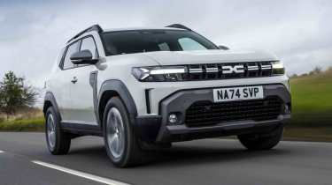 Dacia Duster Hybrid - front tracking