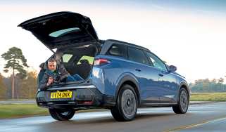 Peugeot 5008 Hybrid GT - photos out the back